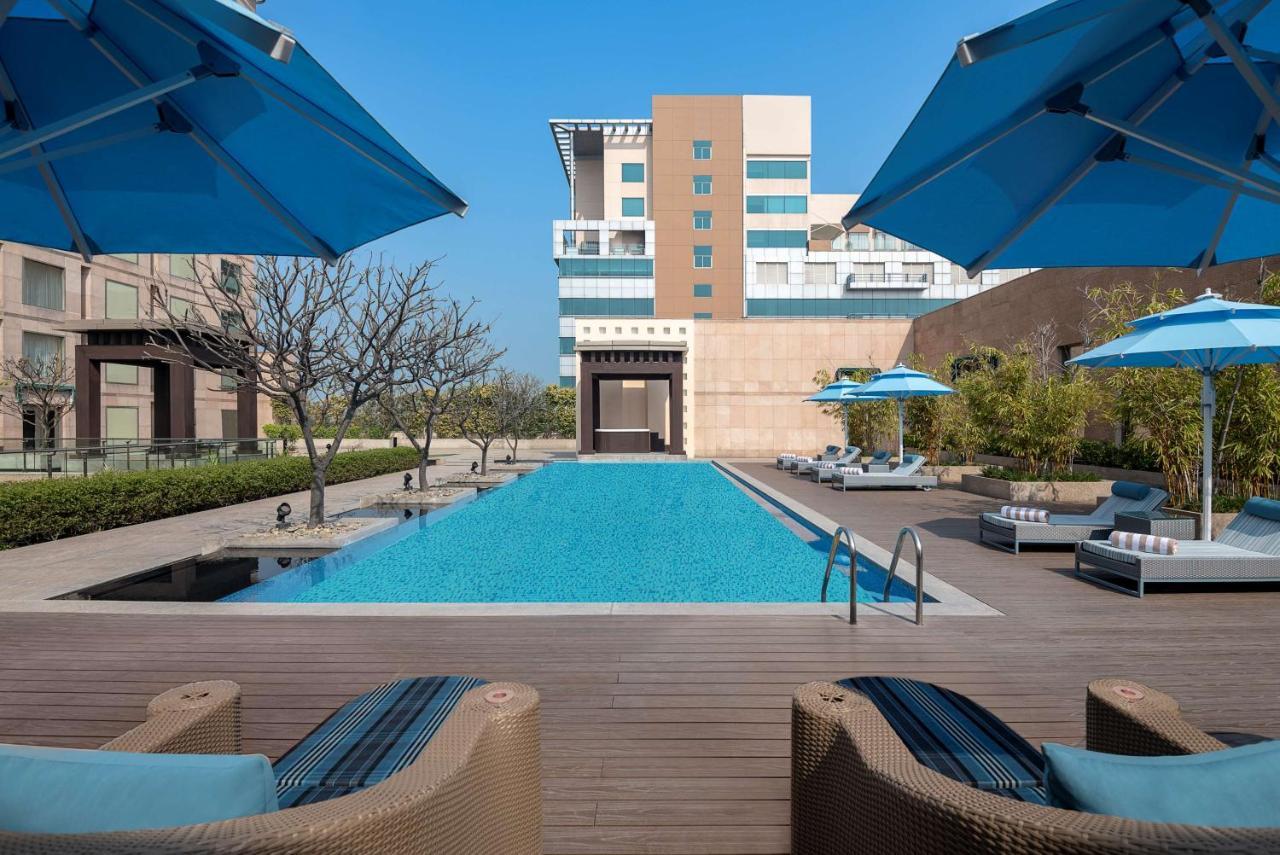 Radisson Blu Hotel Amritsar Zewnętrze zdjęcie The pool at the hotel