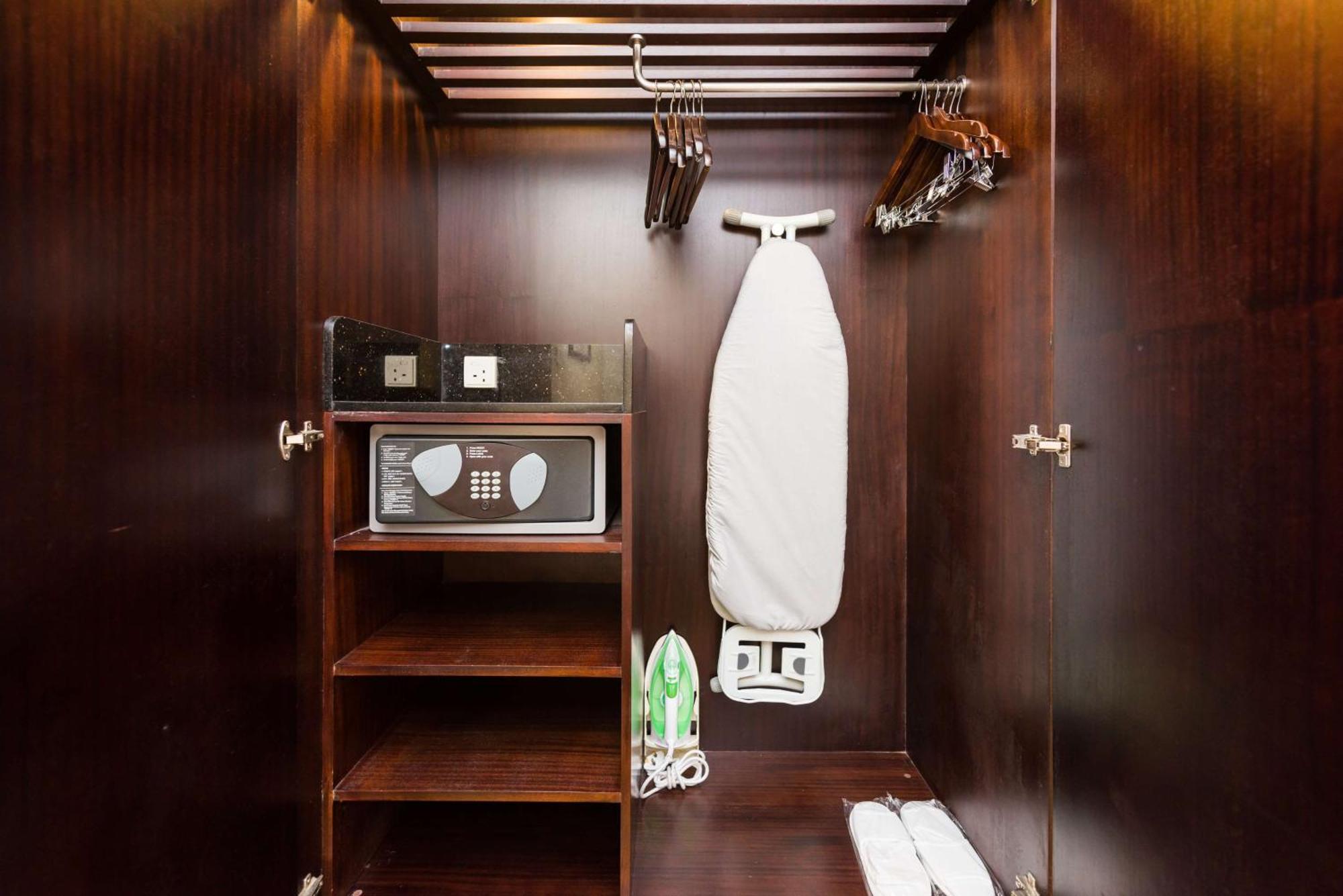 Radisson Blu Hotel Amritsar Zewnętrze zdjęcie A hotel room wardrobe with a safe