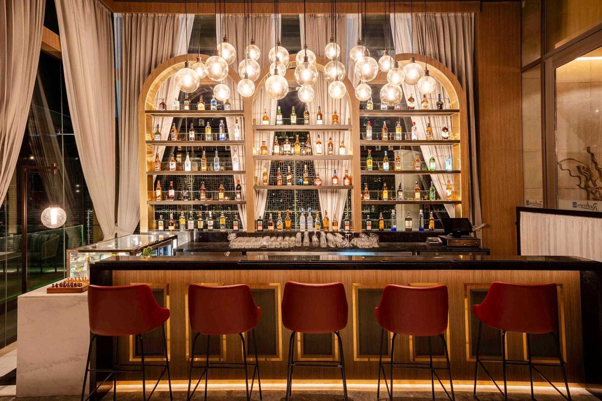 Radisson Blu Hotel Amritsar Zewnętrze zdjęcie The bar at the 101 Skybar