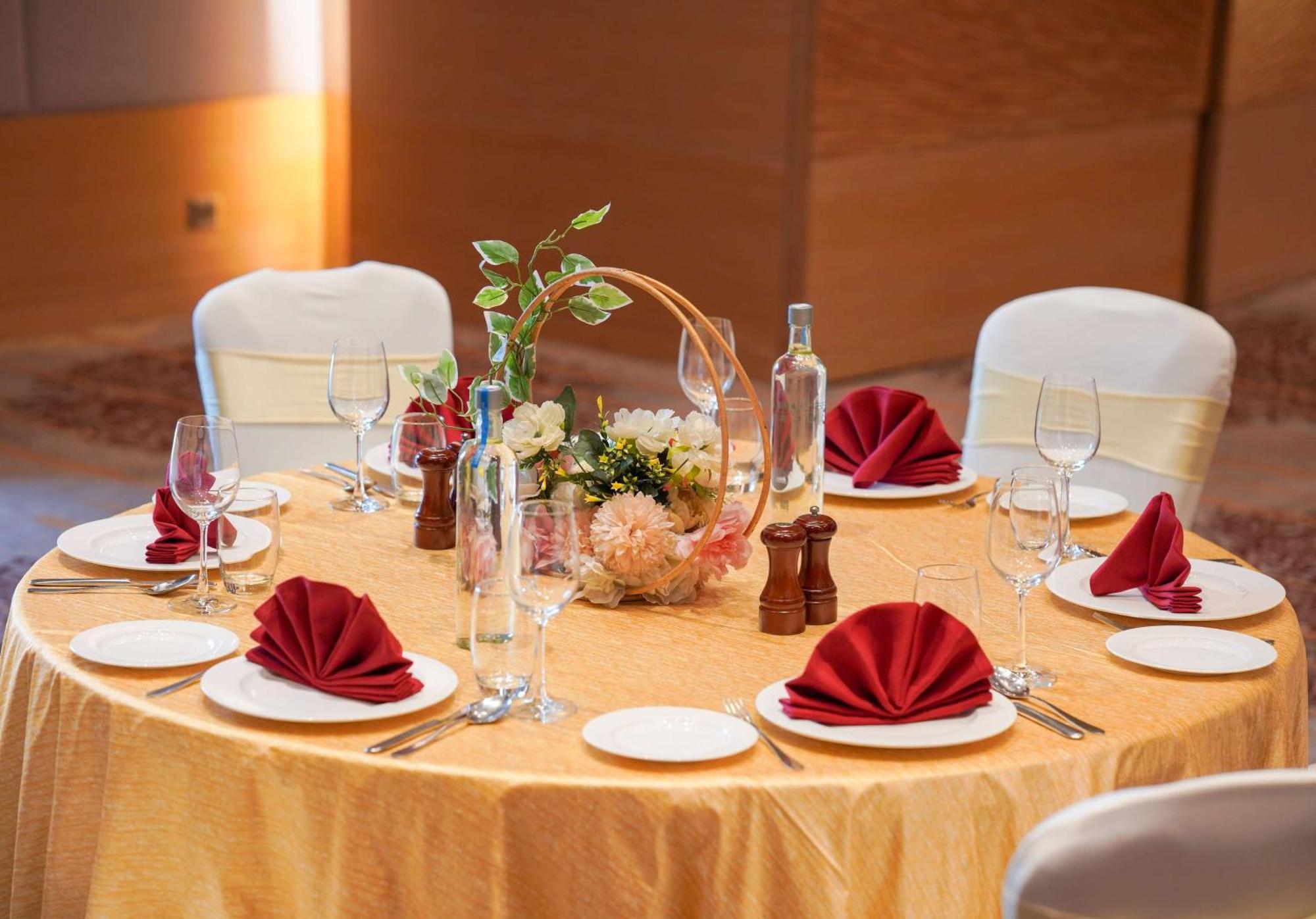 Radisson Blu Hotel Amritsar Zewnętrze zdjęcie A table set for a formal dinner