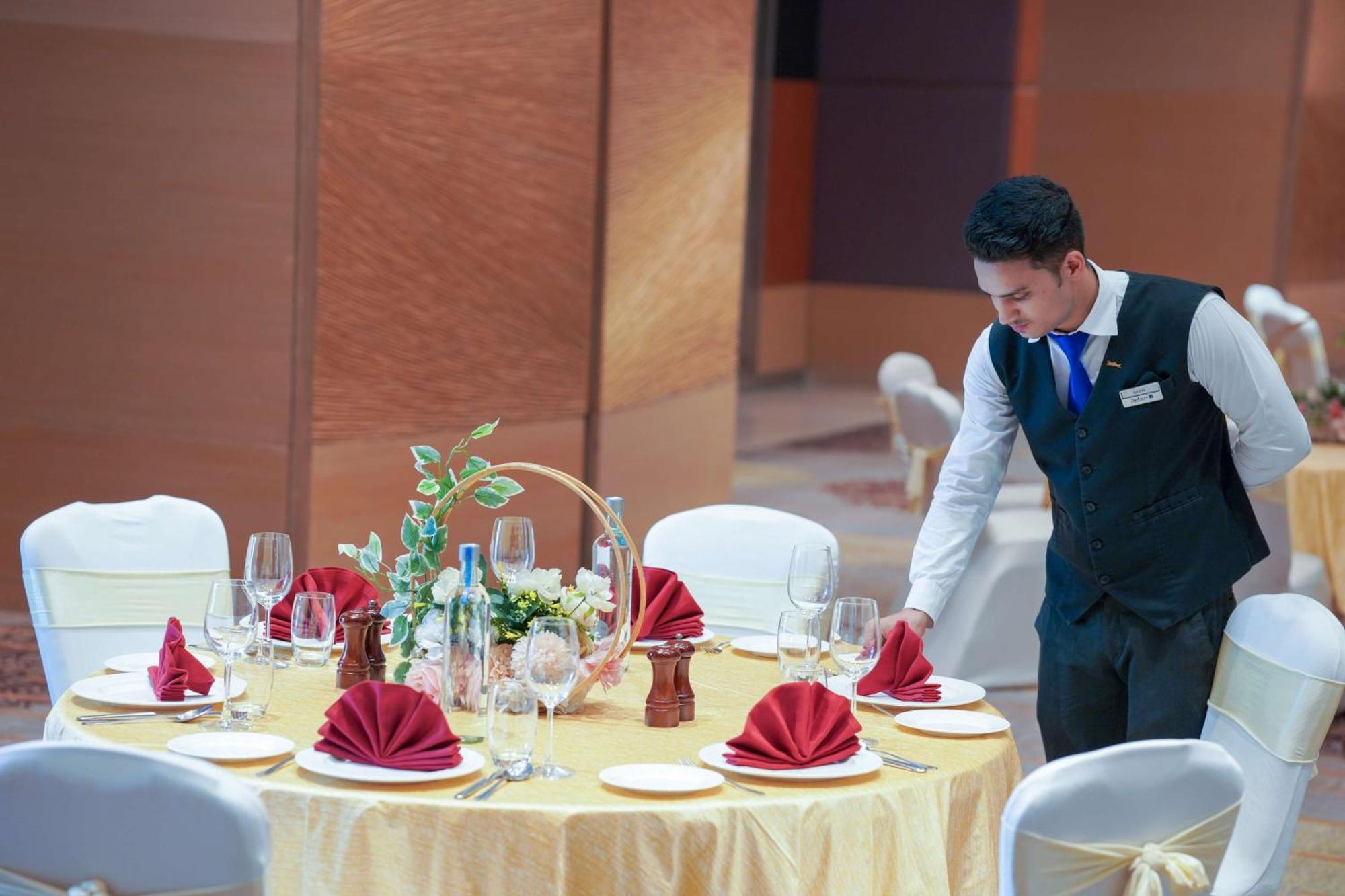 Radisson Blu Hotel Amritsar Zewnętrze zdjęcie A restaurant server