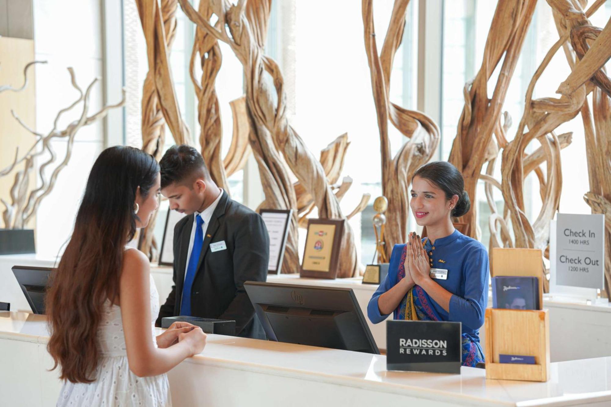 Radisson Blu Hotel Amritsar Zewnętrze zdjęcie A hotel receptionist at work