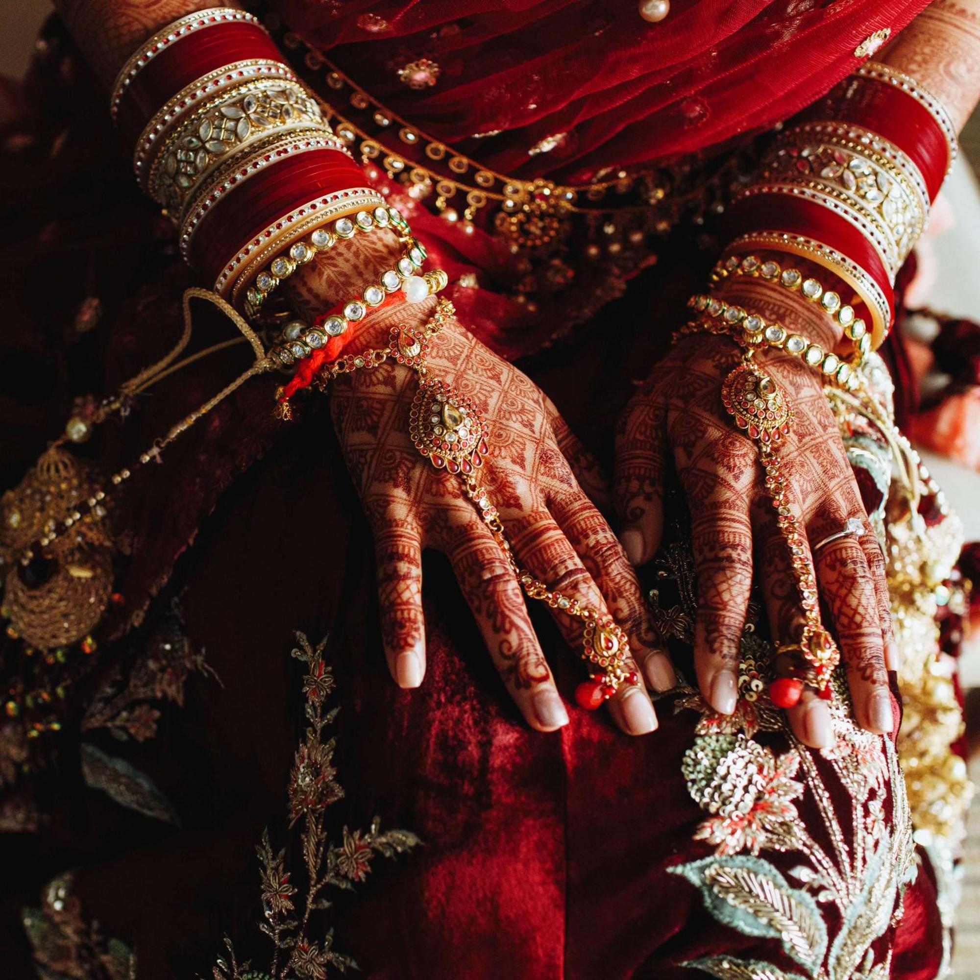 Radisson Blu Hotel Amritsar Zewnętrze zdjęcie A bride with henna on her hands