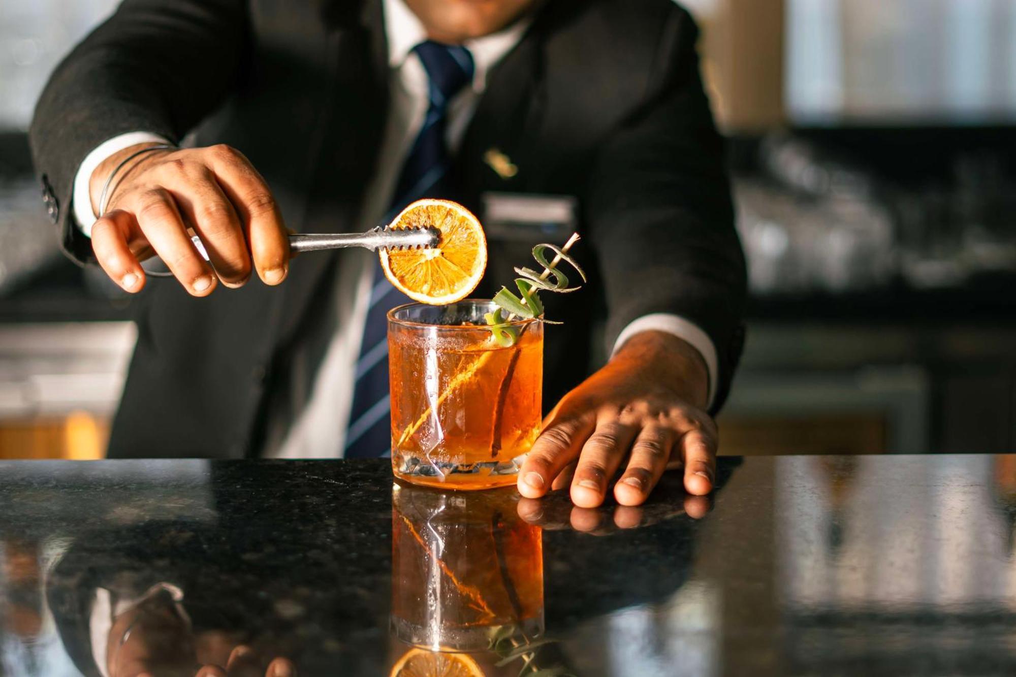 Radisson Blu Hotel Amritsar Zewnętrze zdjęcie A bartender preparing a cocktail