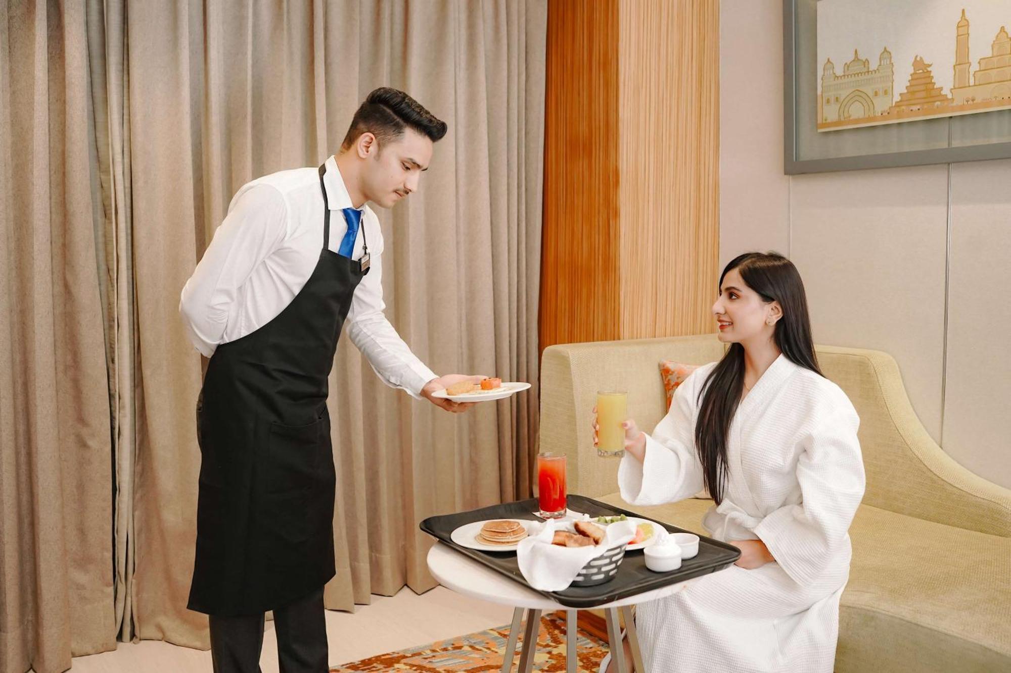 Radisson Blu Hotel Amritsar Zewnętrze zdjęcie Room service