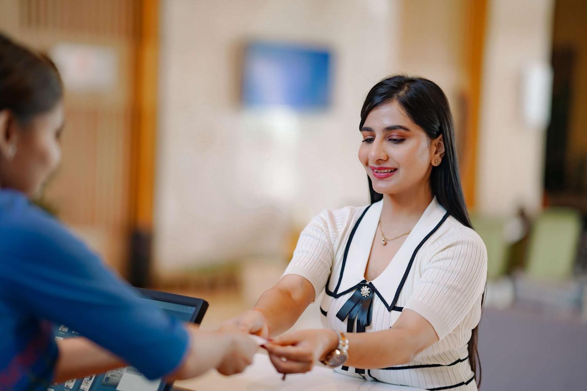 Radisson Blu Hotel Amritsar Zewnętrze zdjęcie A hotel receptionist