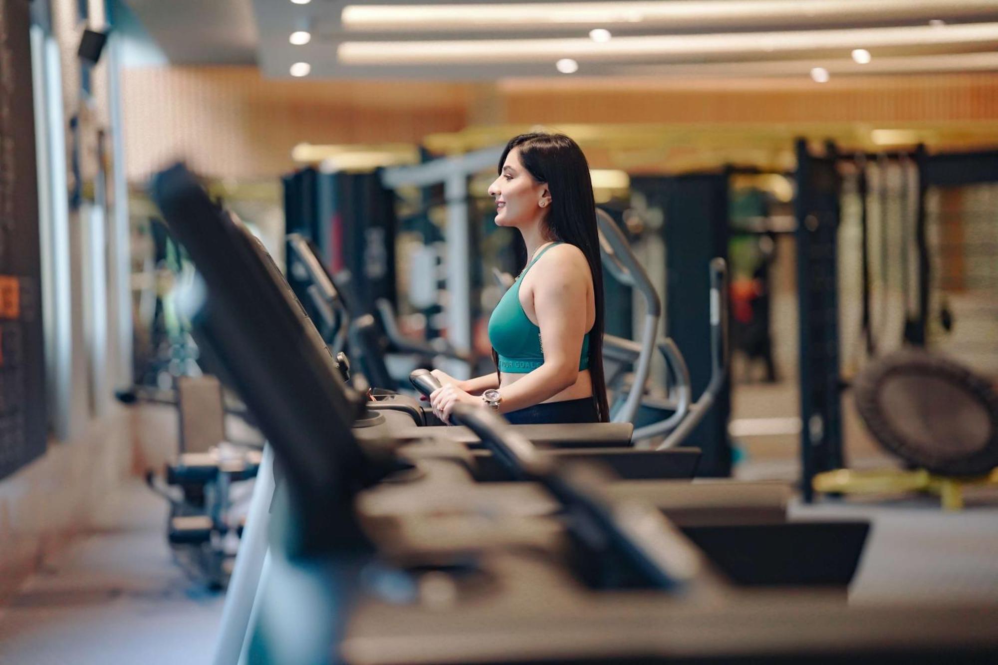 Radisson Blu Hotel Amritsar Zewnętrze zdjęcie A woman on a treadmill