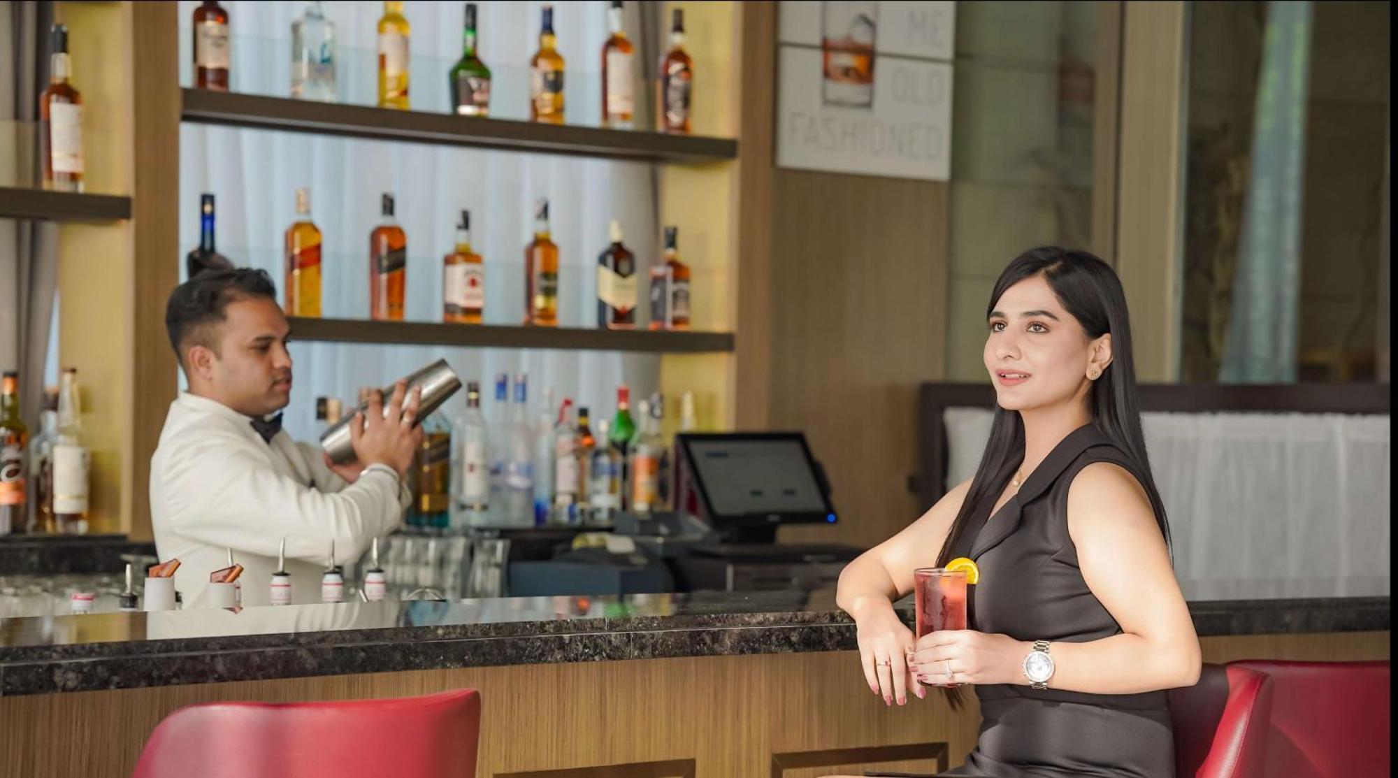 Radisson Blu Hotel Amritsar Zewnętrze zdjęcie A woman at a bar