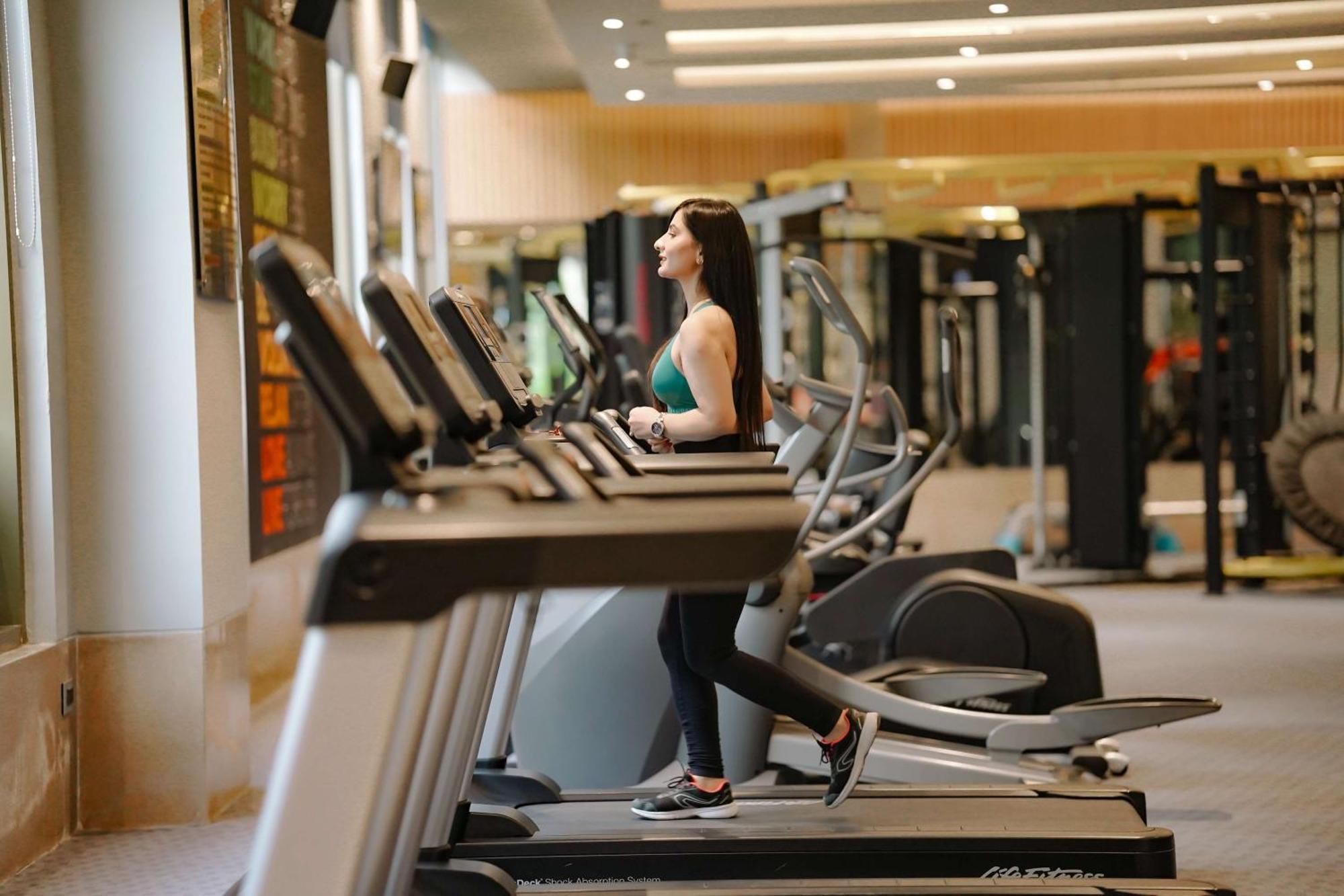Radisson Blu Hotel Amritsar Zewnętrze zdjęcie A woman on a treadmill