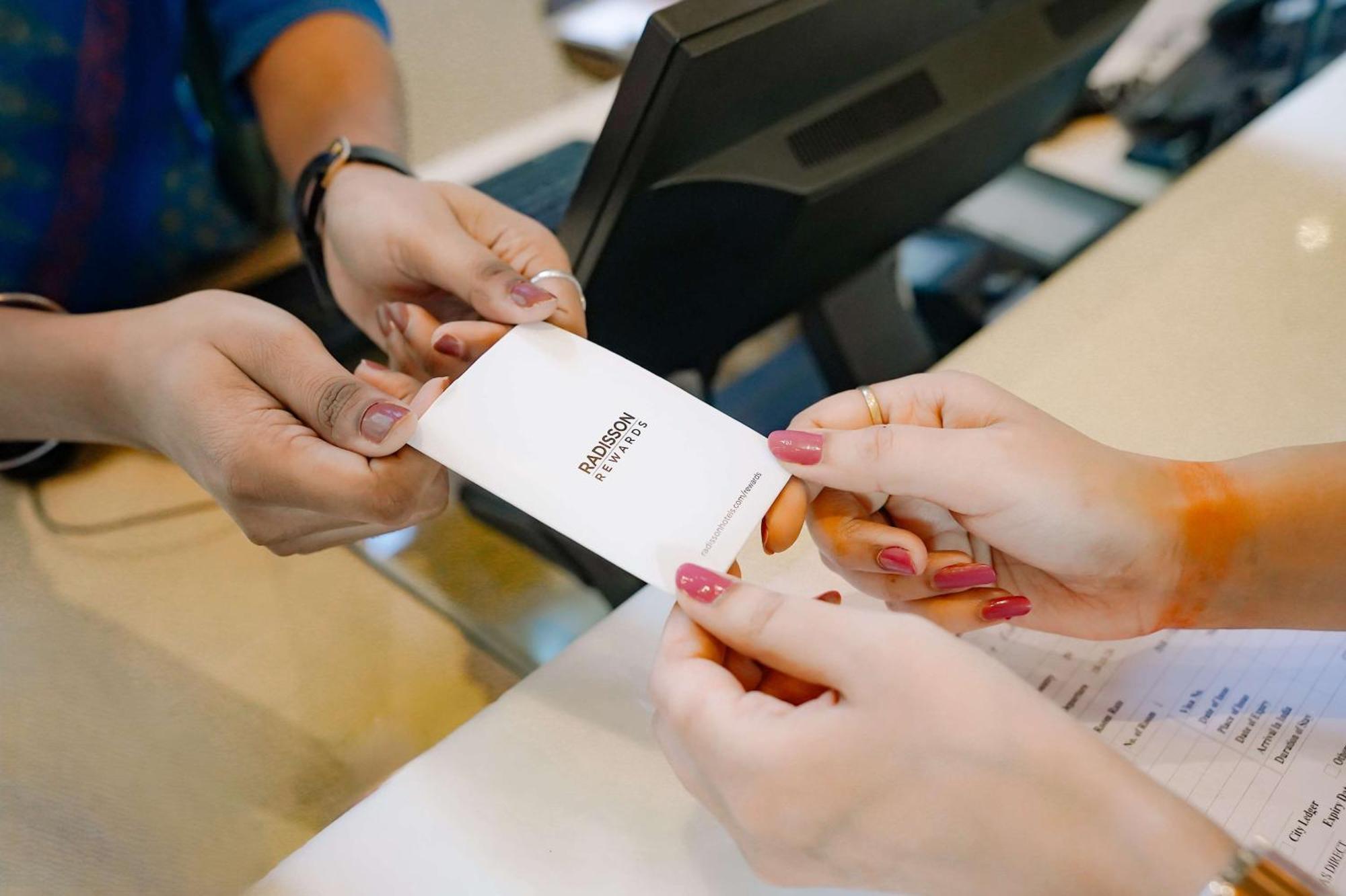 Radisson Blu Hotel Amritsar Zewnętrze zdjęcie A person's identity is verified with a passport at a border crossing.